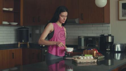 早上准备午餐的女人[4K免费商用]