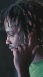 一个戴着蓝牙耳机通话的年轻人[免费商用竖屏]