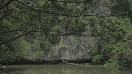 山脚下的静水[]