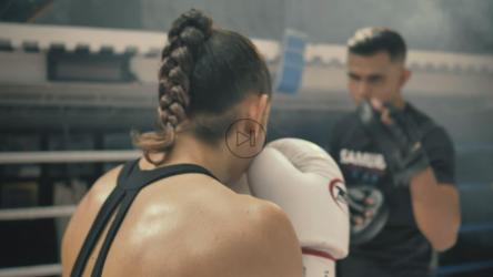 和教练一起做跆拳道动作的女人[免费商用]