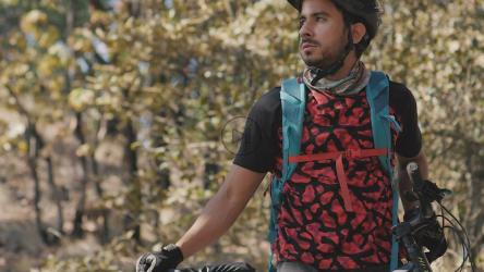 自然界中一个骑自行车的人的肖像[免费商用]