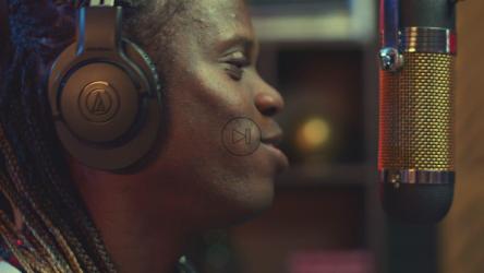 一名男子为播客讲话的特写镜头[免费商用]