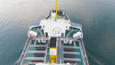 在岸边航行的货船[4K]