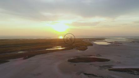 日落时岛上的海滨[4K]