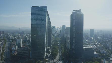 下面是城市交通的摩天大楼[免费商用]