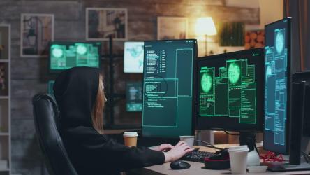 黑客在公寓里合作[]