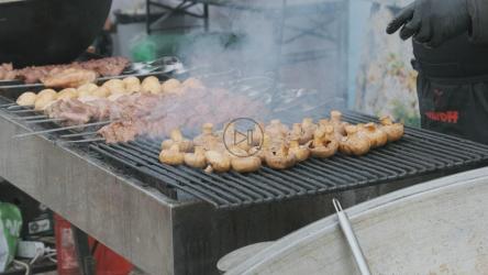 在烤架上烹饪准备好的肉和蘑菇[4K]