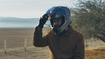 出发前在路边骑摩托车的人[免费商用]