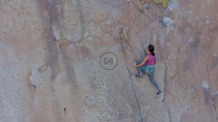 女孩在爬一座很陡的山[免费商用]