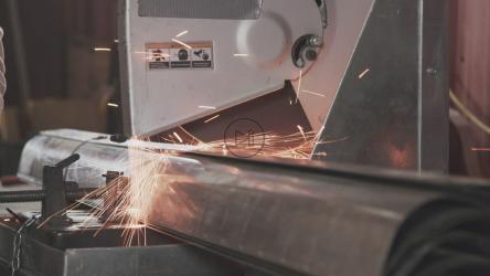 切割金属的工业锯[]