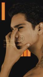 一名男子摘除面部的奇怪而丰富多彩的视频[免费商用竖屏]