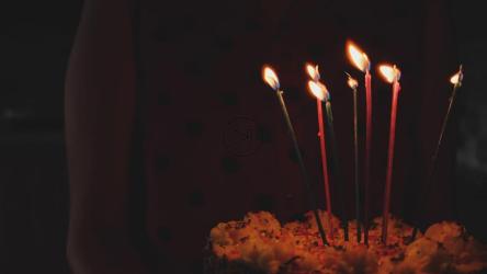 带着蜡烛的蛋糕在黑暗中行走[免费商用]