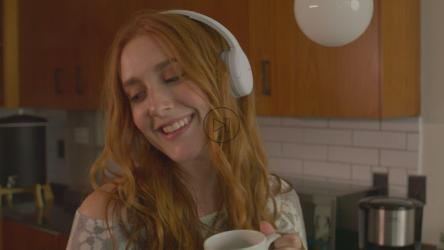 早上跳舞喝咖啡的女人[4K免费商用]