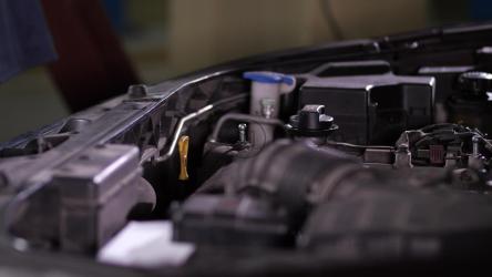 检查发动机中的机油油位[]