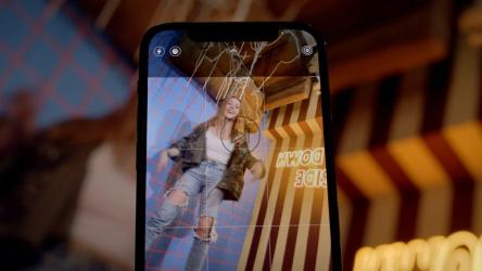 一位年轻开朗的女士被记录在倒置的房间里摆造型[免费商用]