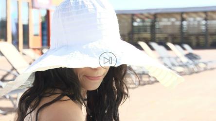 戴着太阳帽的美女抬头望去[4K]