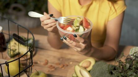 吃沙拉的女人[]