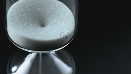 沙漏在黑色背景上的特写[免费商用]