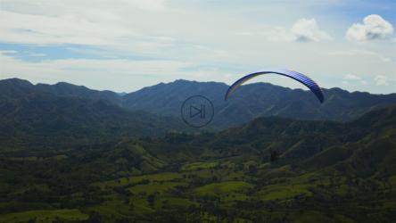 跳伞运动员飞越山脉[免费商用]