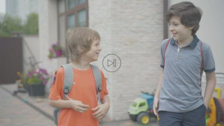 两兄弟在上学的路上玩得很开心[]