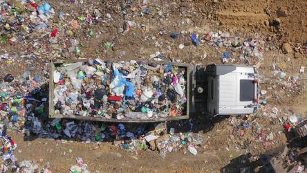 垃圾填埋场倾倒大量垃圾[]