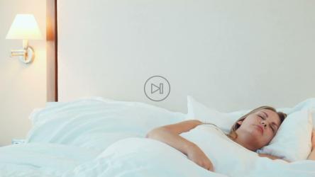 男人早上给睡着的女人端咖啡[]