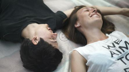 LGBTQ情侣躺在床上聊天并接吻[]