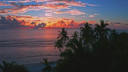 日落时在海上航行的小船[免费商用]