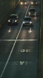 两条晚上有很多车行驶的大道[免费商用竖屏]