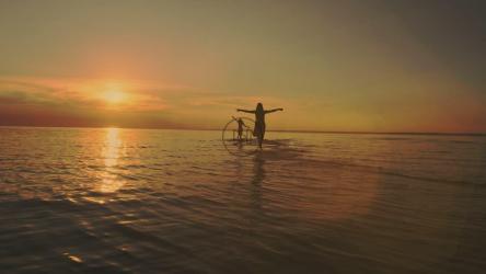 朋友们在海边奔跑[4K]