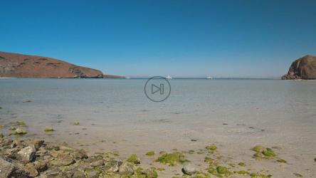 岩石和阳光明媚的海岸，有山丘和游艇[免费商用]