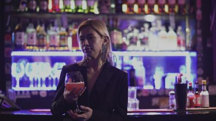 一名女子在夜店酒吧拒绝接车[4K]