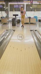 一名年轻女子错过了一次保龄球比赛[免费商用竖屏]