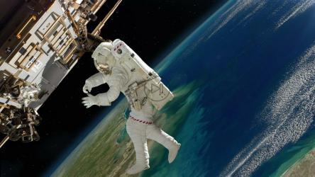 宇航员在太空中漂浮，修理宇宙飞船[]