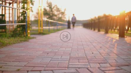 日落时跑步的女孩系鞋带[免费商用]