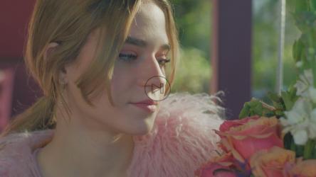 年轻女子闻她的花束[免费商用]