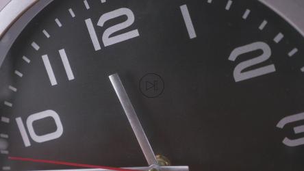 钟表表盘快速滴答作响的特写镜头[]