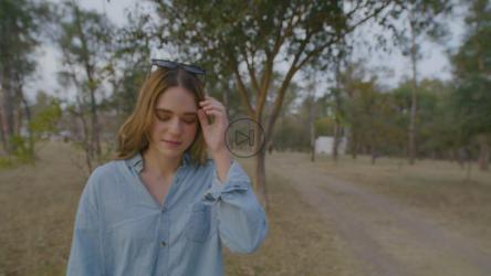 女孩在车里和她的男朋友调情[免费商用]