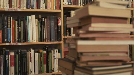 一叠不同类型的书[免费商用]