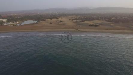 无人机缓缓飞向陆地[4K]