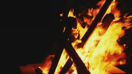 篝火在黑暗中被风吹动[]