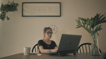 在餐厅做家庭办公室的女人[免费商用]