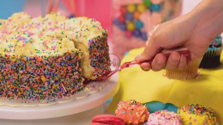 吃一片生日蛋糕[免费商用]