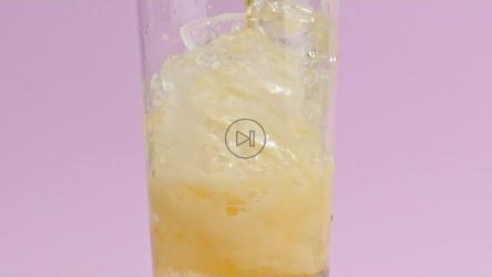 一个装有冰块的水晶杯装满了冒泡的橙色苏打水[免费商用]