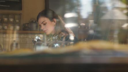 女人在咖啡店看书[4K免费商用]