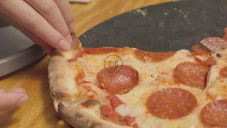 吃披萨的女人[免费商用]