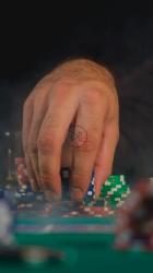 玩扑克筹码塔的人[免费商用竖屏]