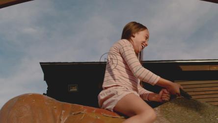 小女孩在一头机械公牛上玩得很开心[免费商用]