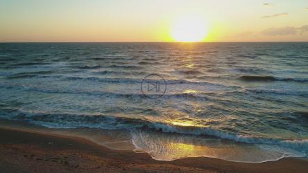 日落时海滩上的海浪[4K]