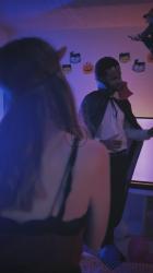 人们在万圣节派对上跳舞喝酒[免费商用竖屏]